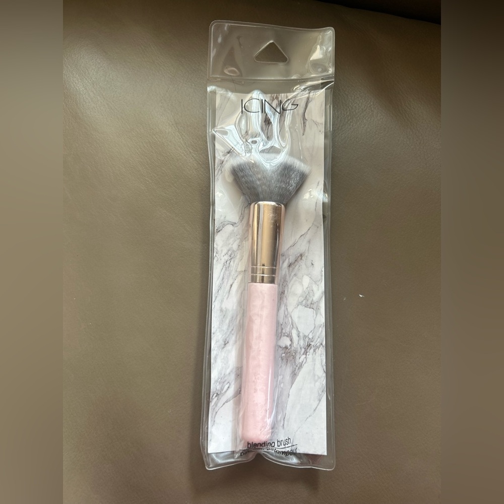 Icing 🤍🩷💛🖤 Blush Brush with Pink Handle